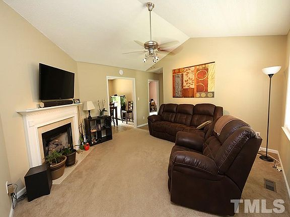 3rd image of 445 Kingsbrook Cir