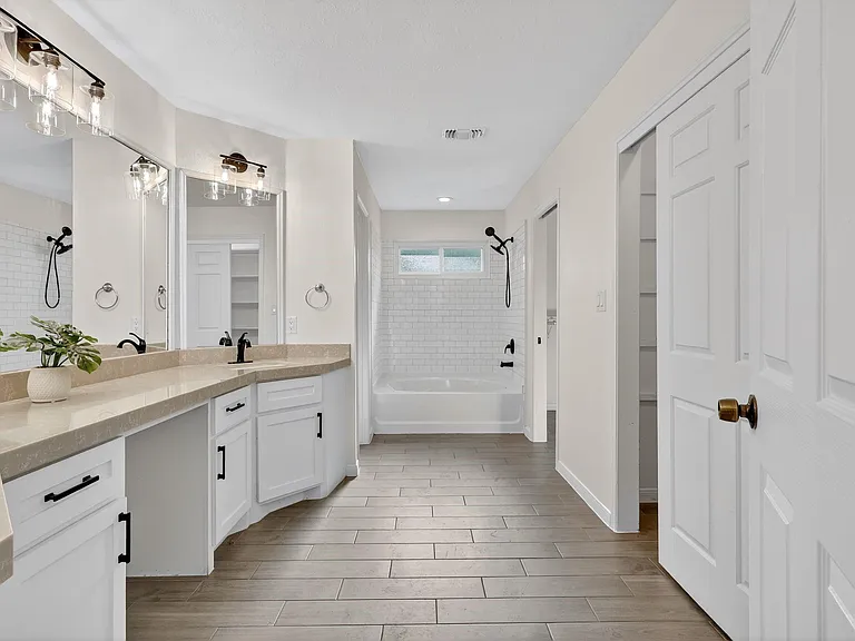 417 W Hillary Cir — Photo 44