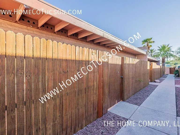2511 N Fontana Ave — Photo 2