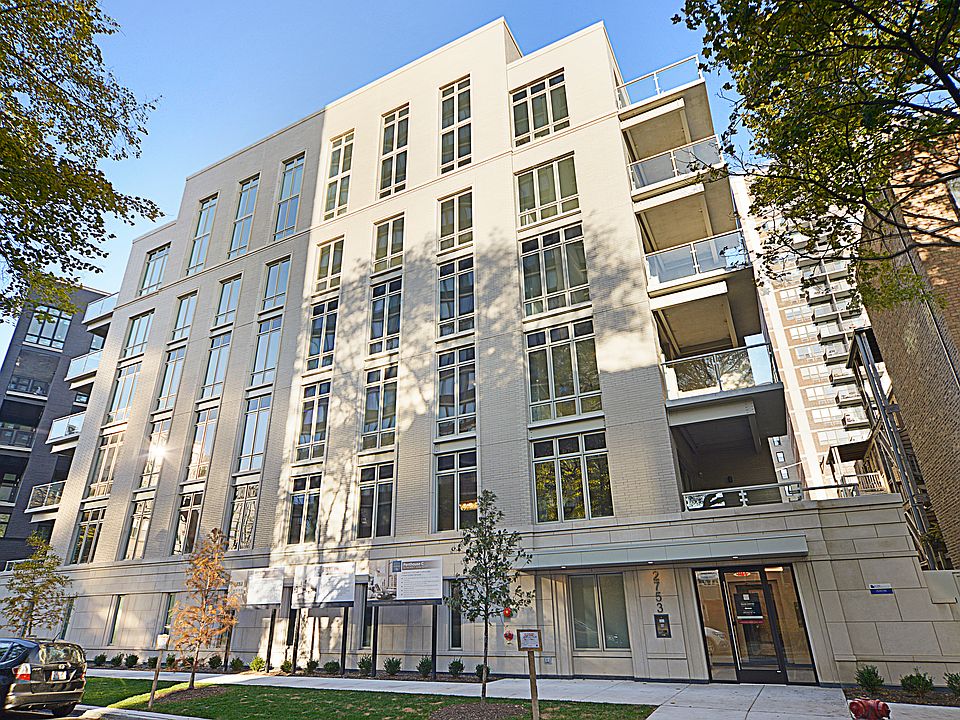 Nestled down Hampden Court in East Lincoln Park
