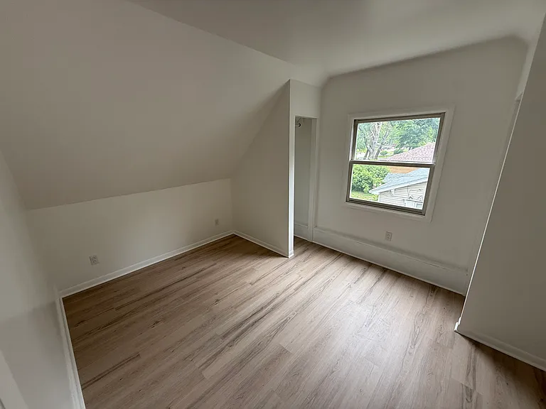 3rd bedroom - upper level