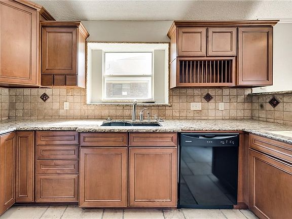 4th image of 1617 Springwood Dr