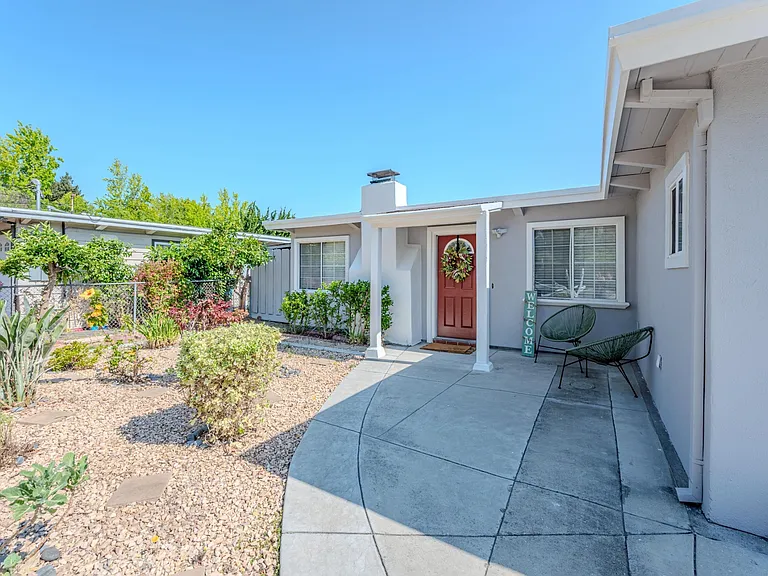 891 Lori Ave — Photo 3
