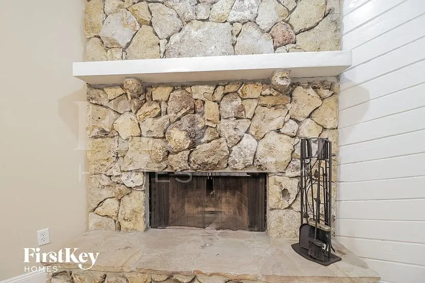 3 bed, 2.0 bath, 1810 sqft, $2,780 — Photo 2