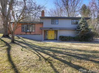 1055 Carpenter Ave NW, Grand Rapids, MI 49504