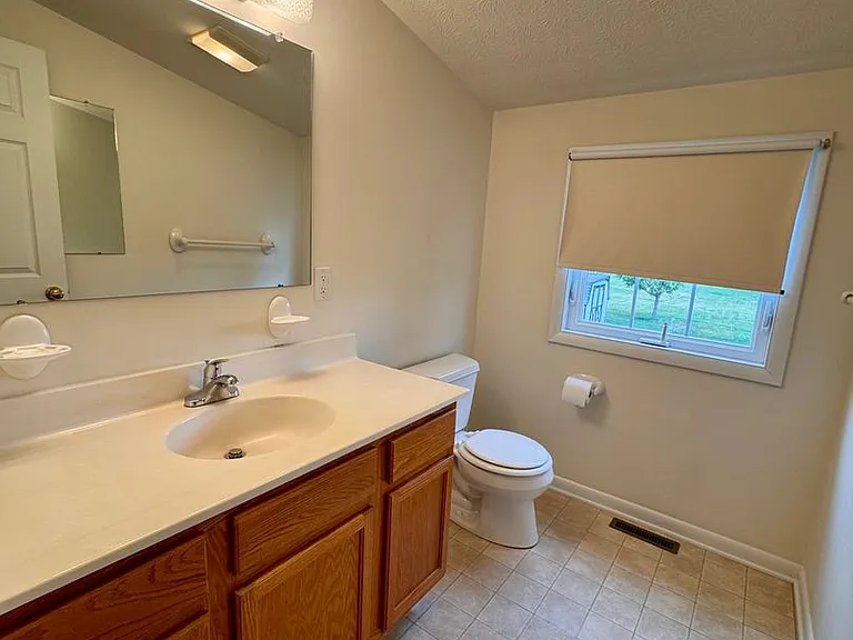 506 E Riverside Dr — Photo 25