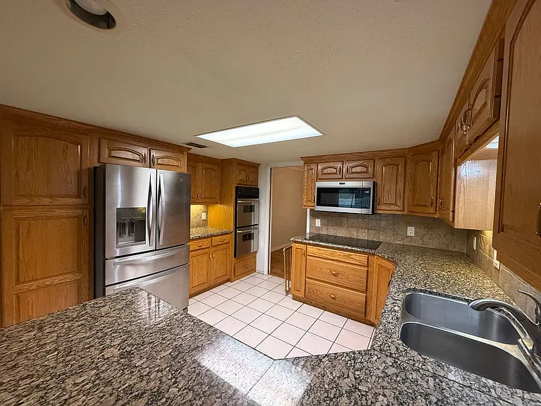 1401 Hillcrest Dr — Photo 9