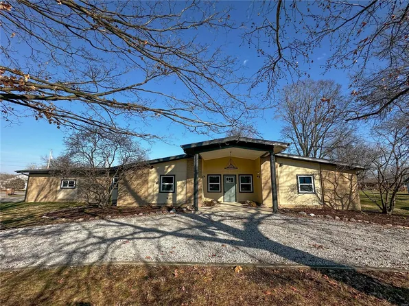 403 E East St, Raymond, IL 62560
