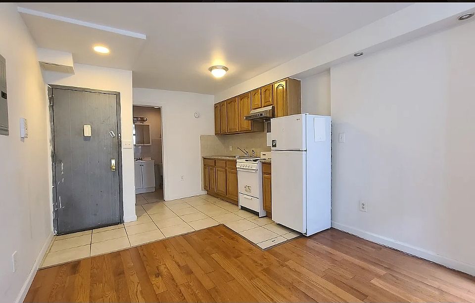 2nd image of 123 Allen St #1