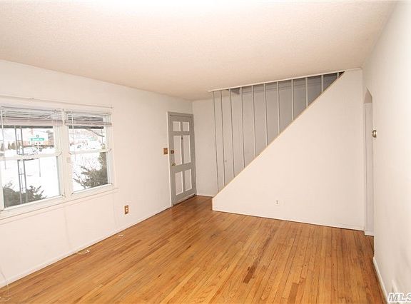 3rd image of 1064 South Dr