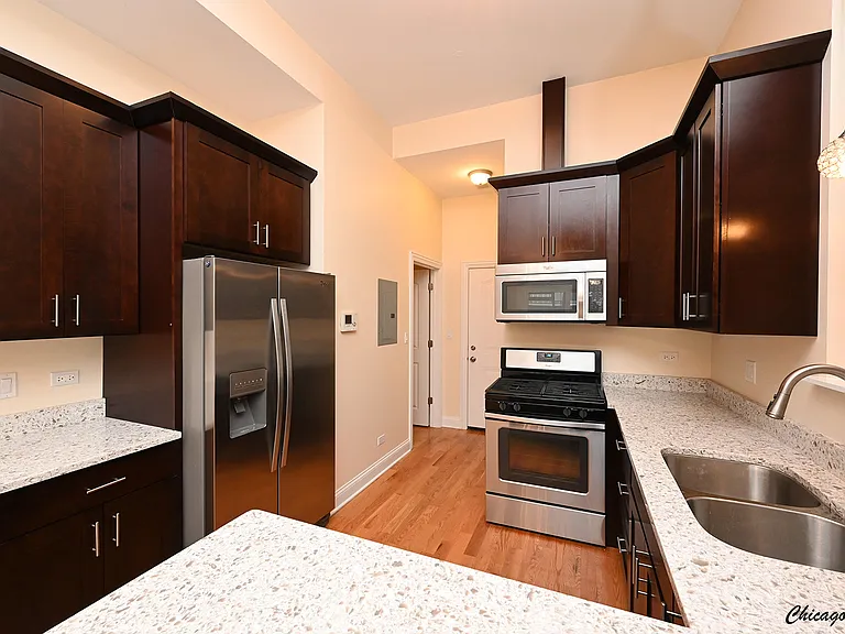 904 W Erie St #1R — Photo 8