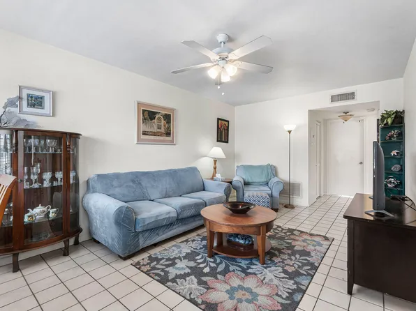 3160 LAKE OSBORNE Drive Bldg 6 Unit 206, Lake Worth Beach, FL 33461