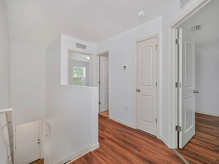 305 NW 16th Pl — Photo 9