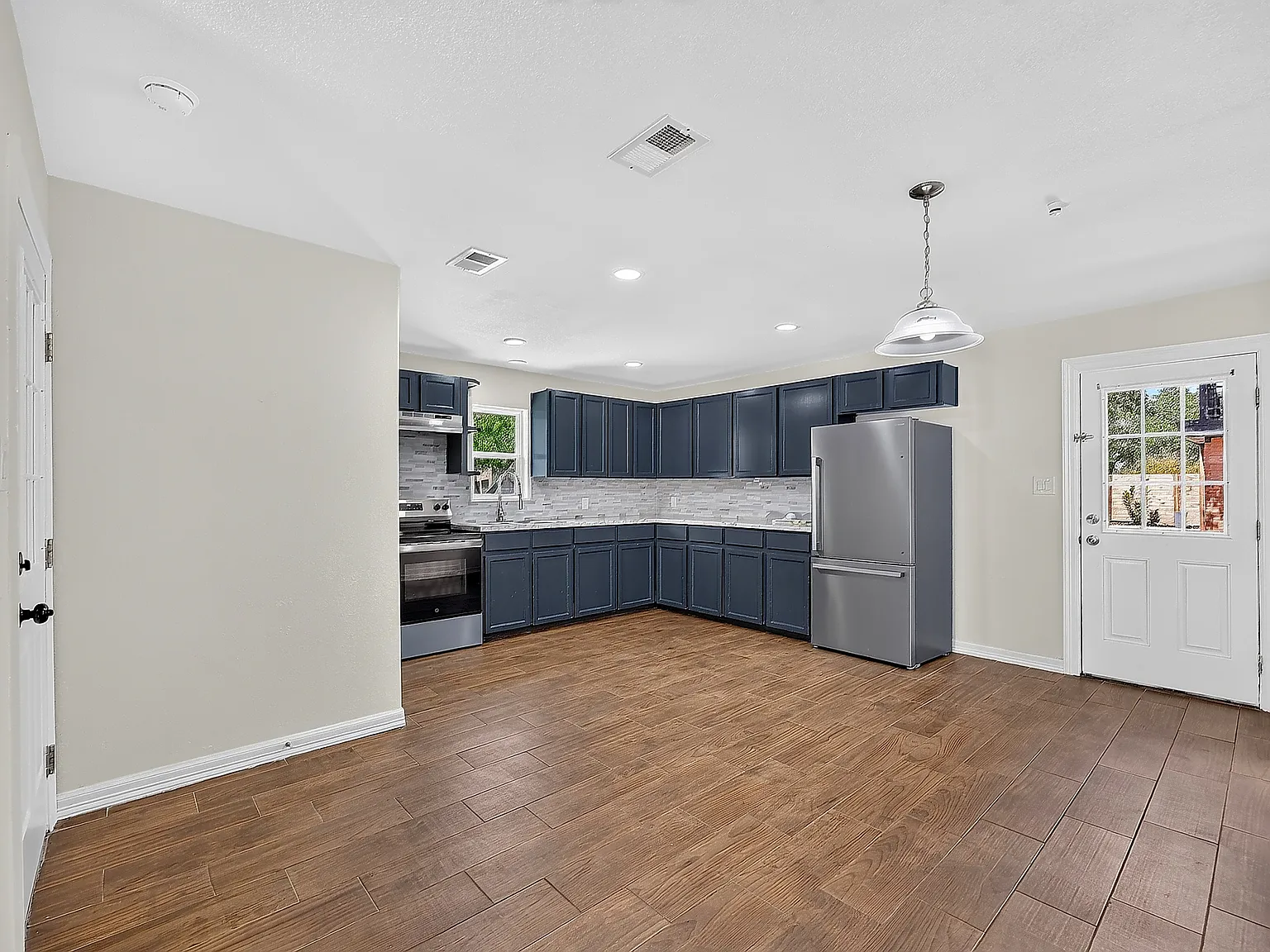3 bed, 2200 sqft, $1,350 — Photo 2