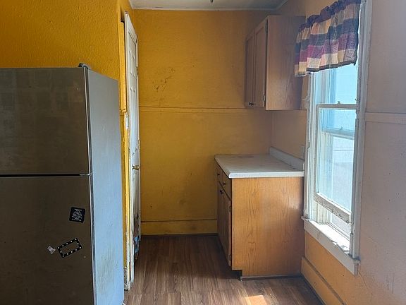 5th image of 717 Railroad St