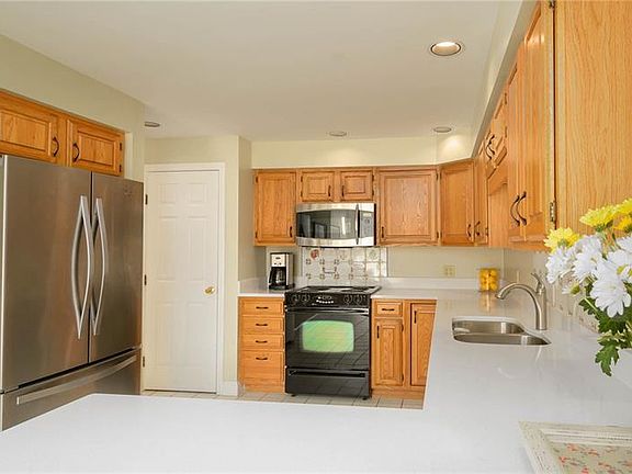 4th image of 17 Canterbury Way #17