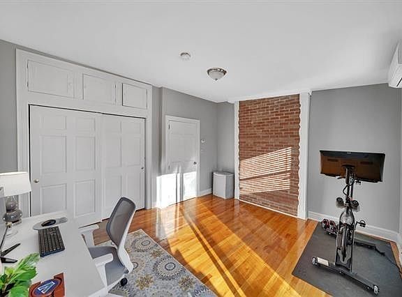 2nd image of 251.5 York St #2