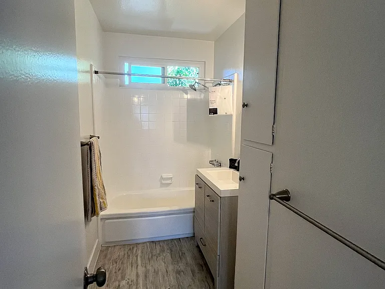 5548 Yarmouth Ave #1 — Photo 13