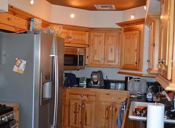 4th image of 819 Iris Ave