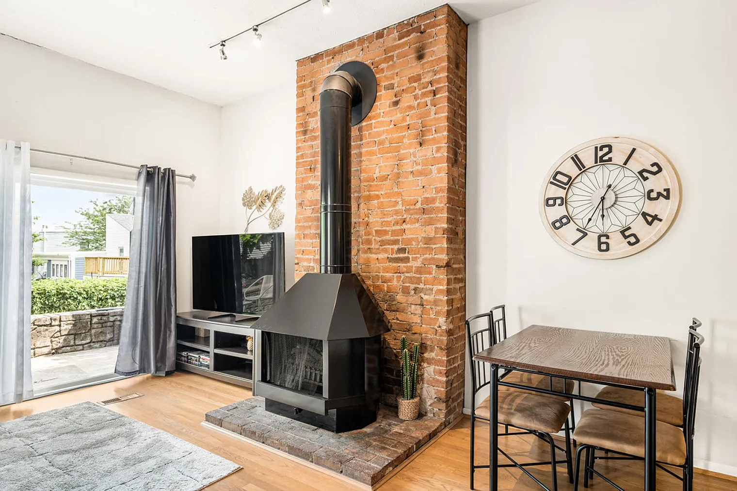 2 bed, 1.0 bath, 914 sqft, $2,290 — Photo 3