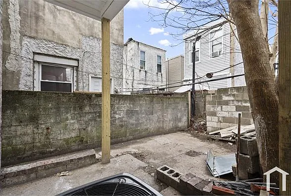 2055 Dickinson St — Photo 22