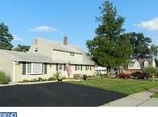 2 Woodbine Rd, Levittown, PA 19057