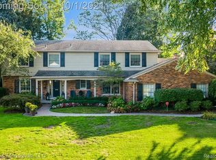 17 Willow Tree Pl, Grosse Pointe Shores, MI 48236