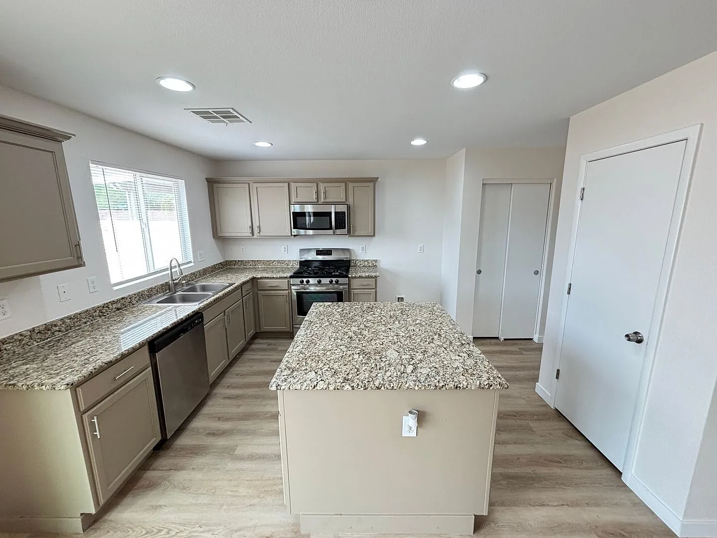 Gorgeous 4Bed/2.5Bath/2Car home located in North Las Vegas Raven Hill gated community! — Photo 3
