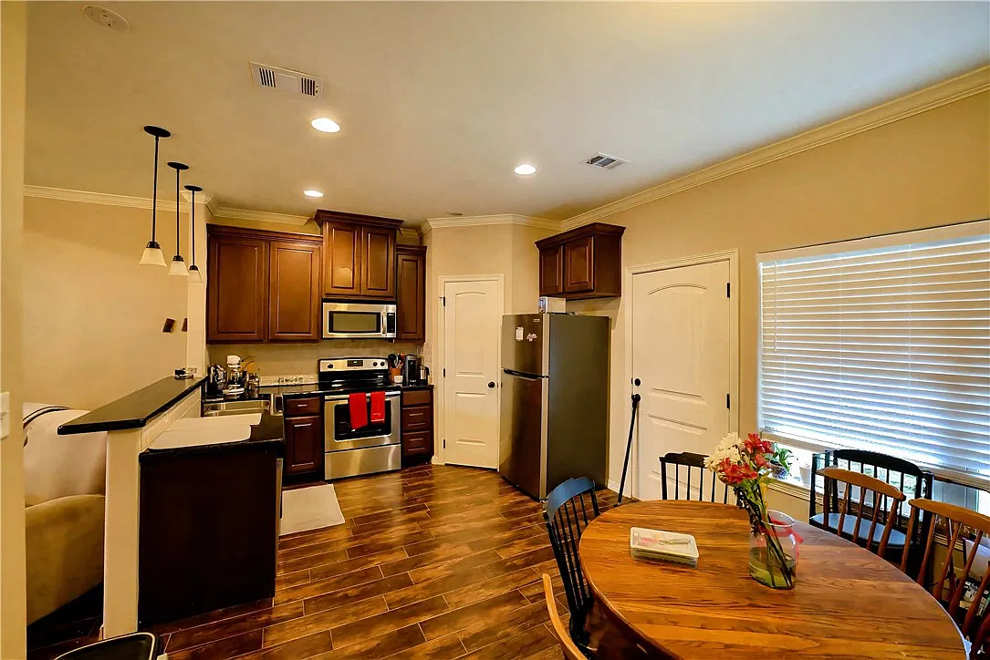 5 bed, 1830 sqft, $3,500 — Photo 3