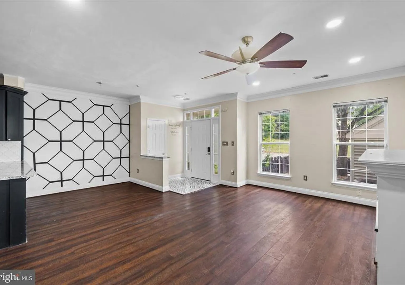 Experience the best of neighborhood living in this beautifully renovated 3bd 2.5bth home — Photo 4