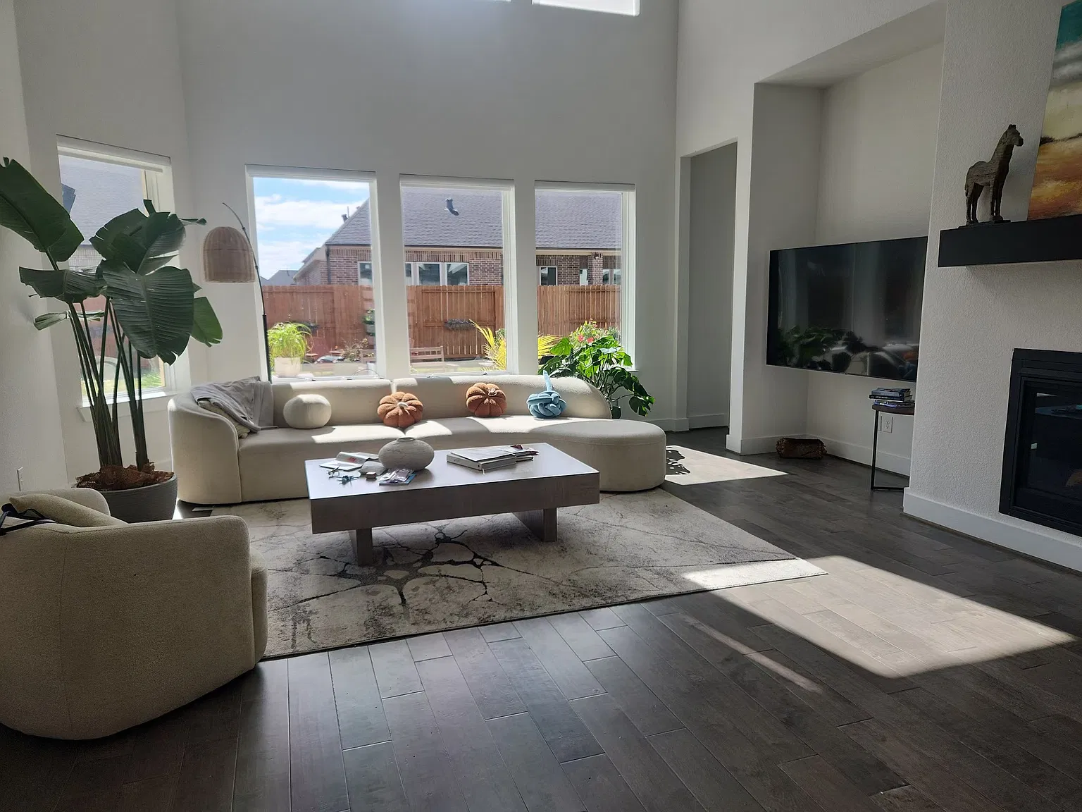 5 bed, 4800 sqft, $6,200 — Photo 1