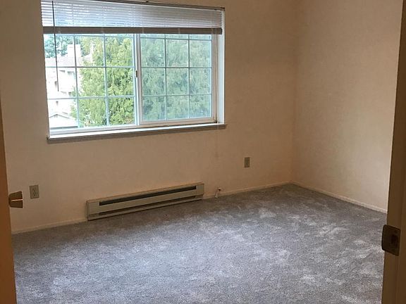 Bedroom w/ Walk-In Closet