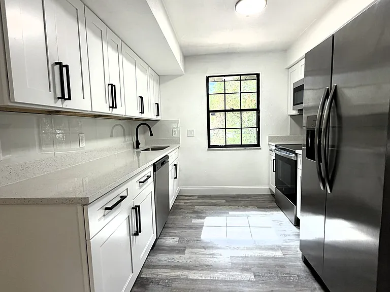 1095 E Graves Ave — Photo 12