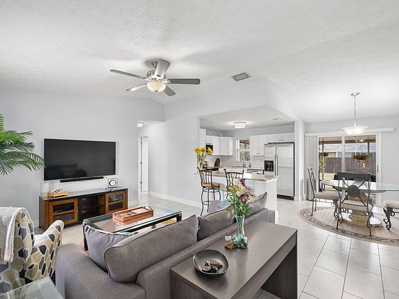 3rd image of 1098 SW Janette Avenue