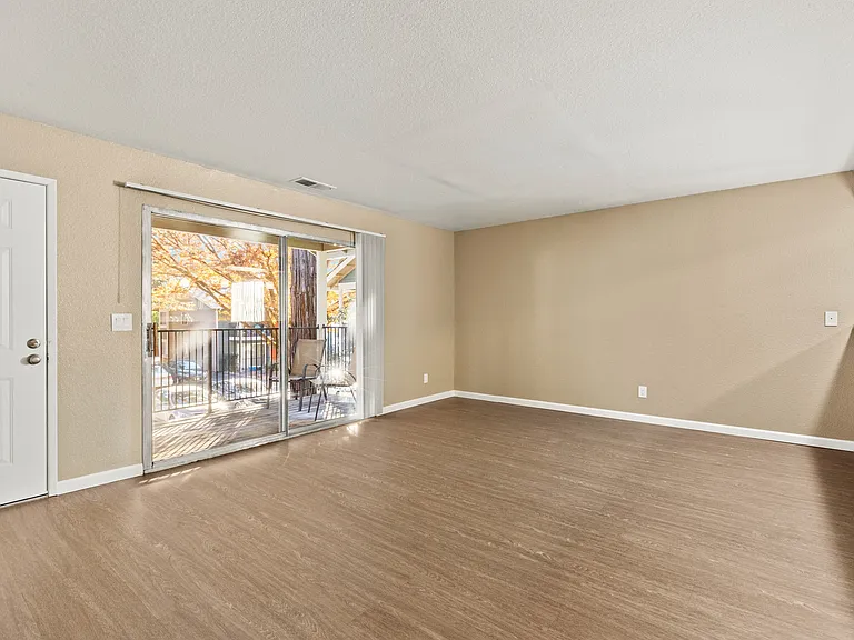 Redwood Cove Apartments — Photo 20