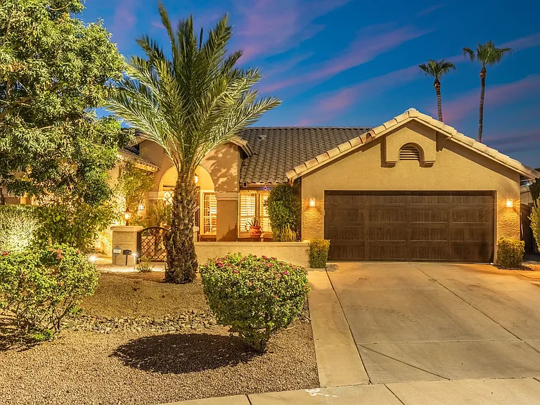 372 W Amoroso Dr — Photo 139