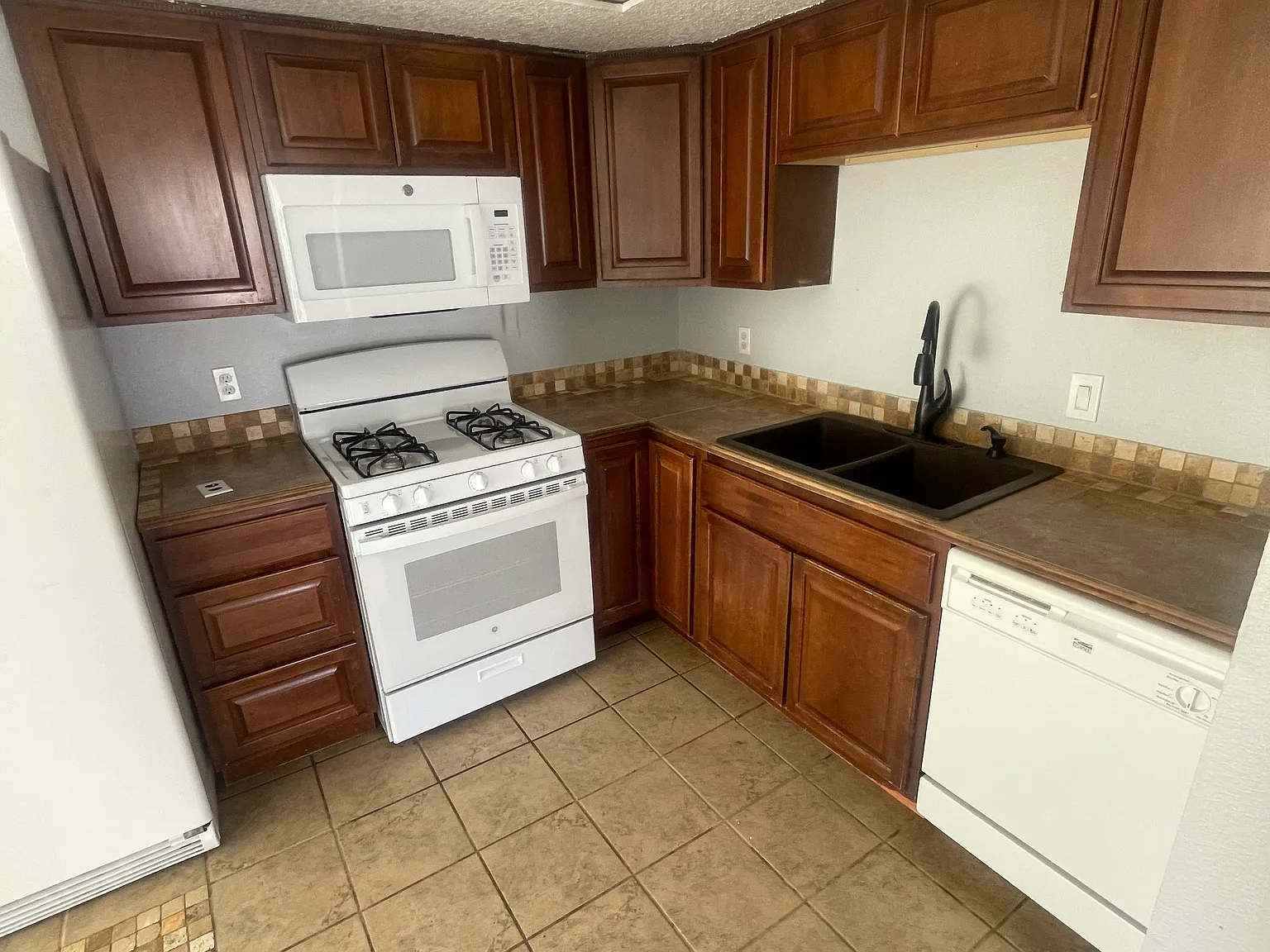 3 bed, 1.5 bath, 1008 sqft, $1,900 — Photo 3