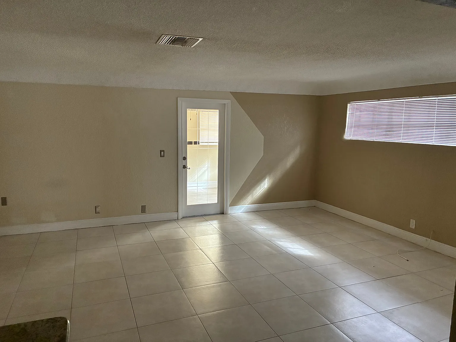 2 bed, 1.0 bath, 1300 sqft, $2,300 — Photo 4