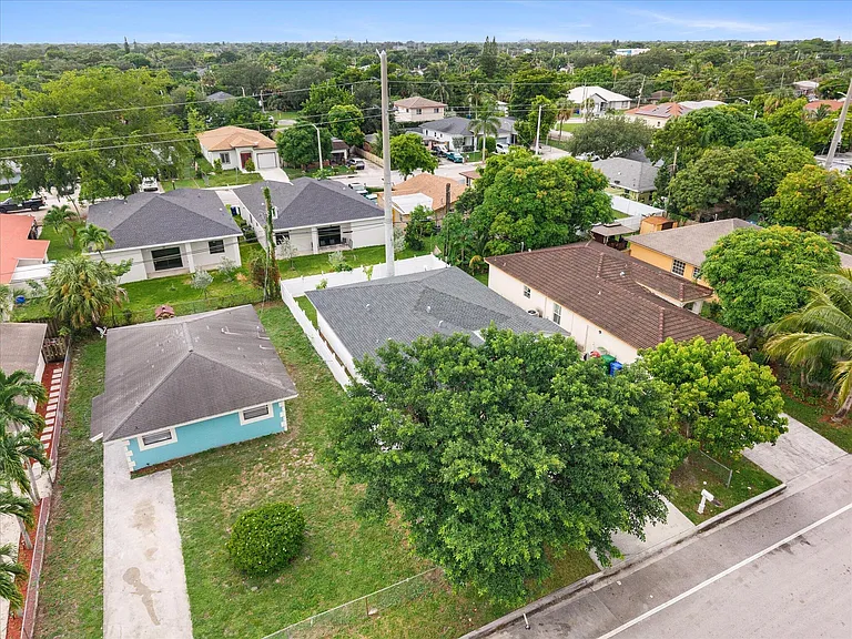 2848 NW 9th Pl — Photo 31