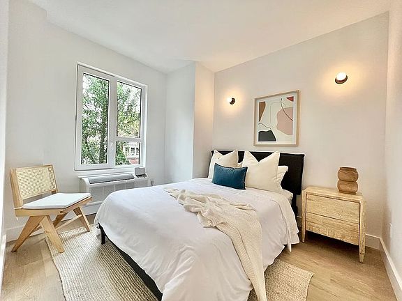 4th image of 1048 President St #8