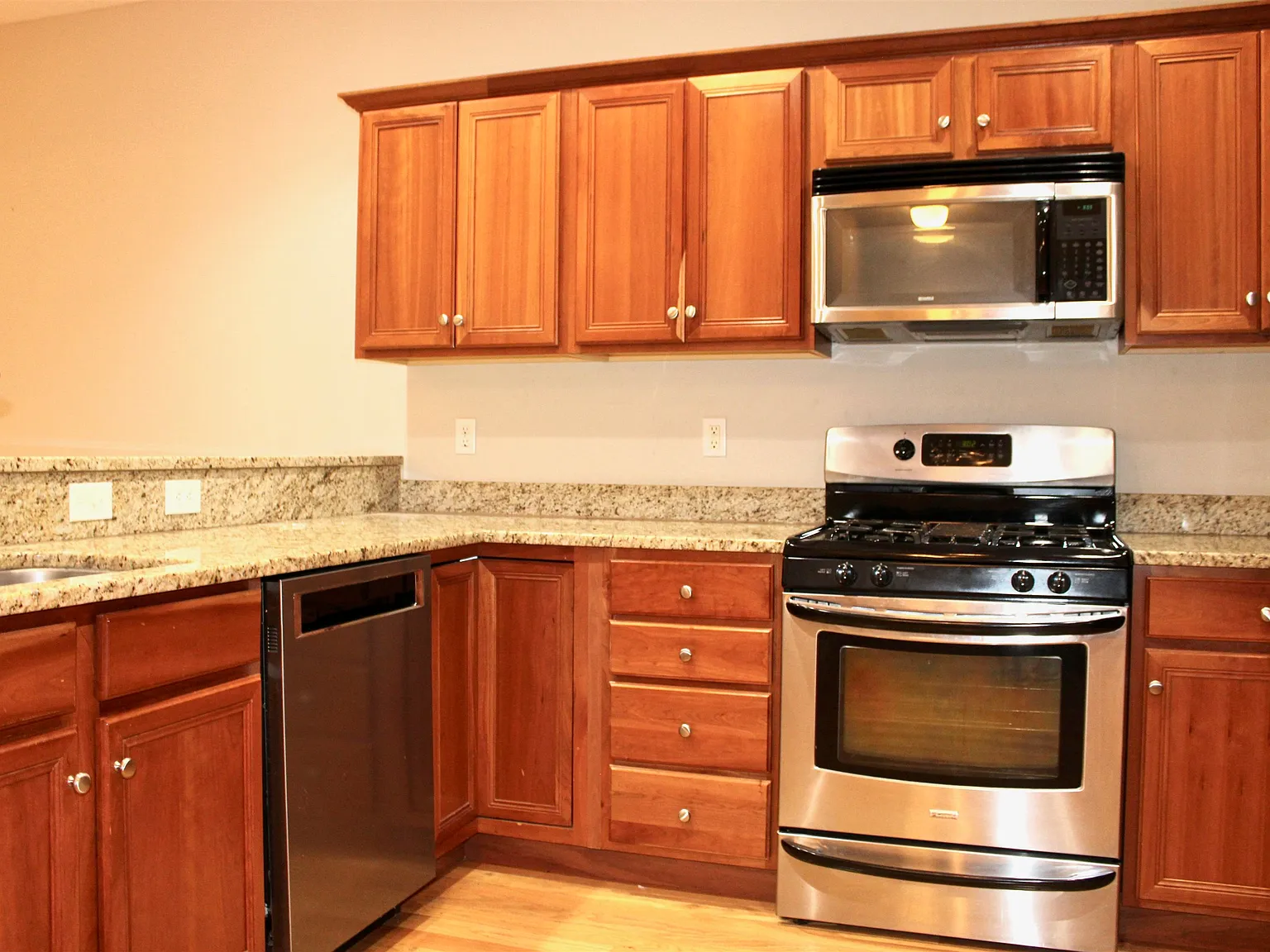 2 bed, 2.5 bath, 1802 sqft, $3,400 — Photo 3
