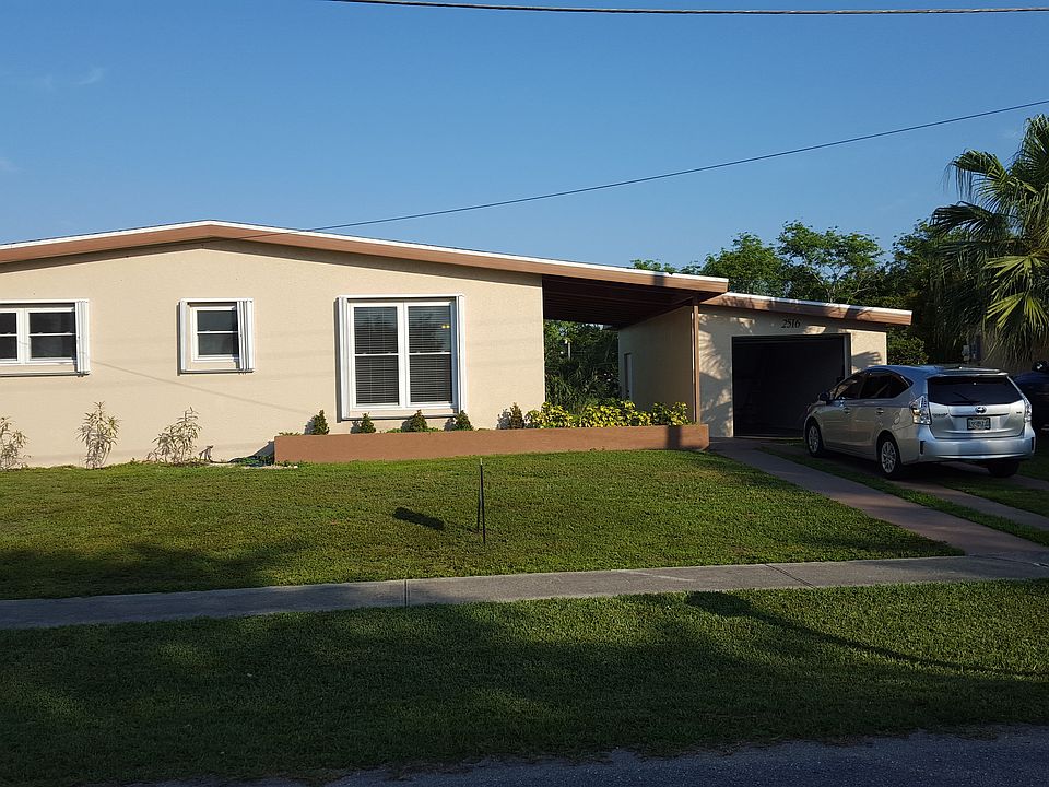 2516 Starlite Ln front yard