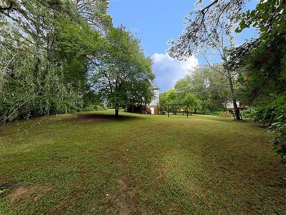 3rd image of 900 Croy Ct