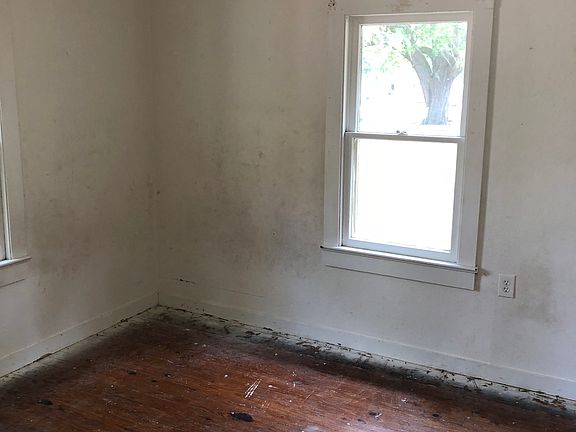 4th image of 306 Walter Dr