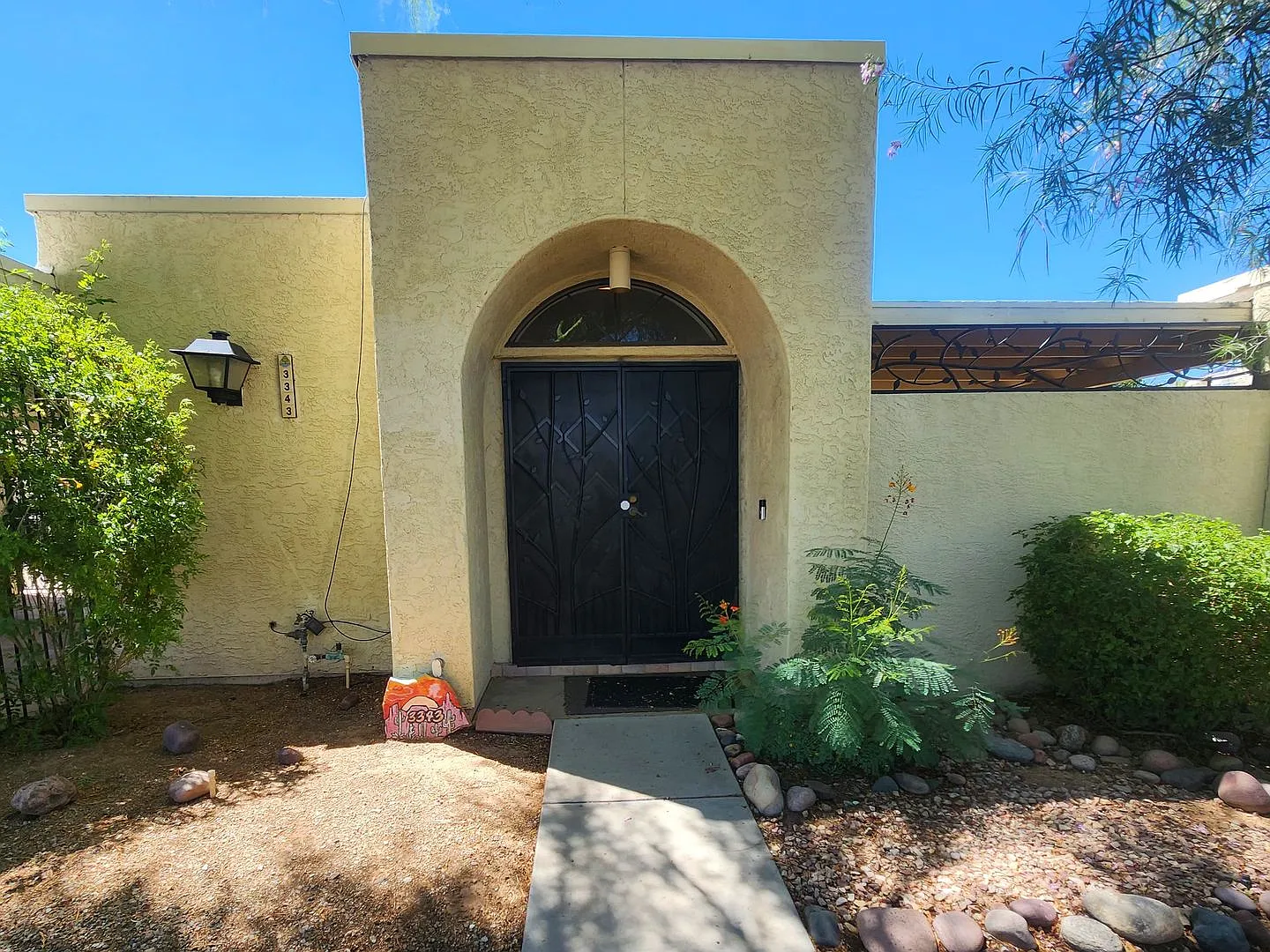 Turn-Key Midtown Oasis: Fully Furnished 3Bed/2Bath Townhome w/Private Yard - Available Now! — Photo 2