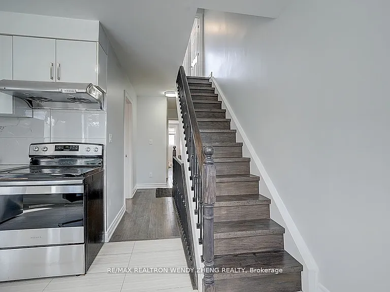 245 Montrose Ave #UPPER — Photo 14
