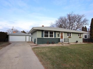 172 W 25th Ave, Oshkosh, WI 54902