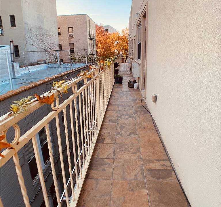 1st image of 2566 33rd St #3F