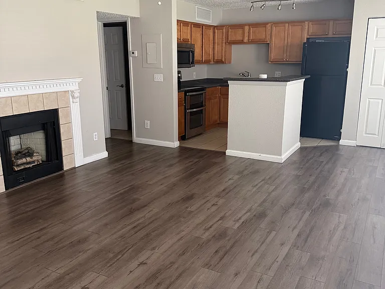 385 Woodside Dr — Photo 2