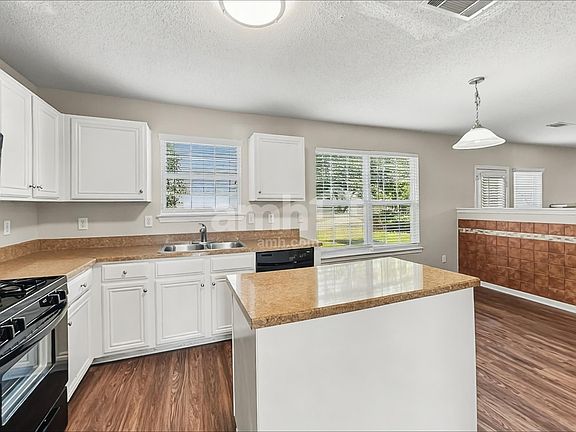 4th image of 312 Othello Dr
